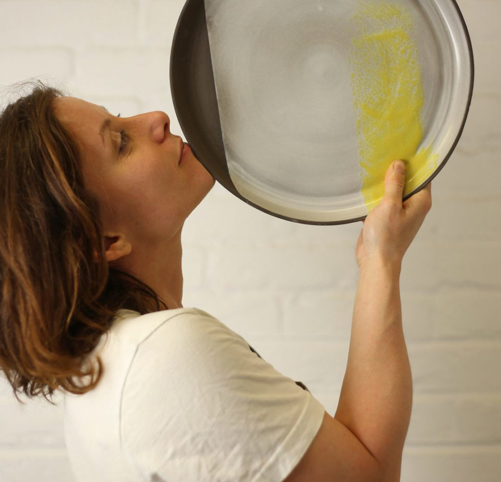 Séverine Jacob, portrait avec assiette