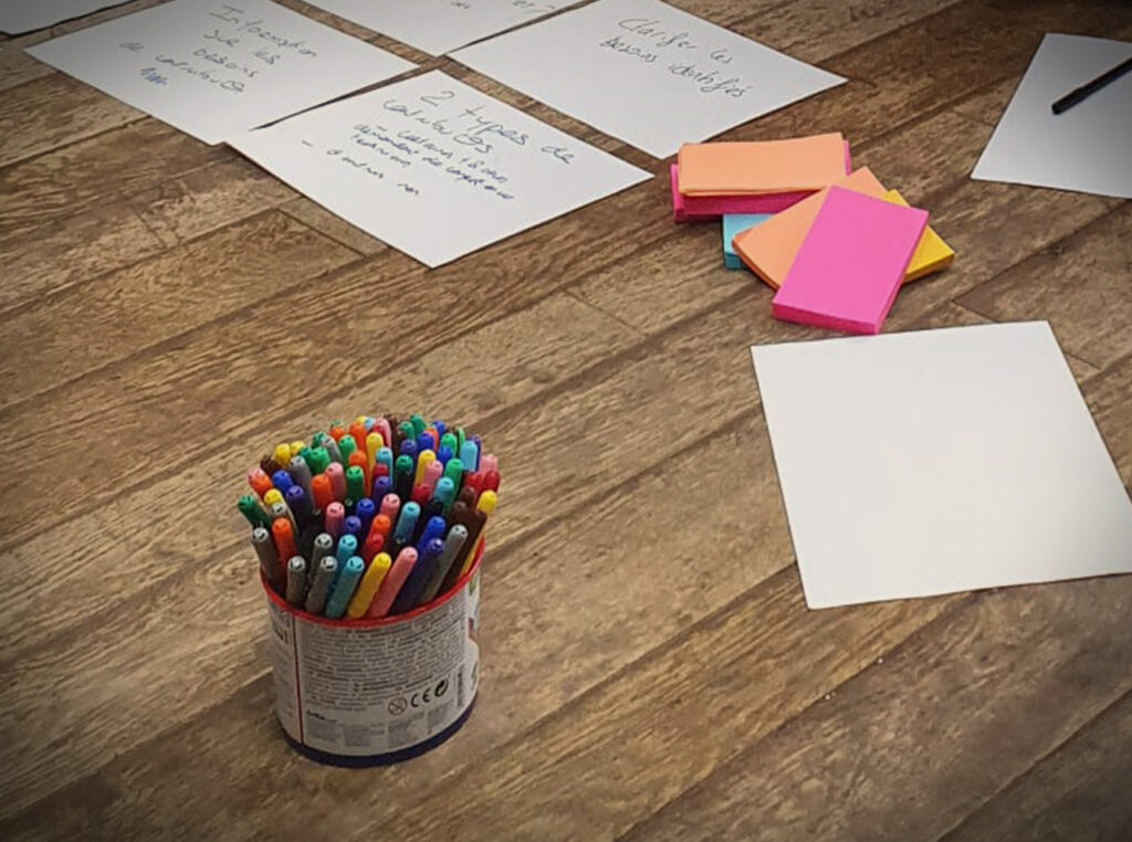 Post-it, feuilles, feutres... Des outils facilitants 